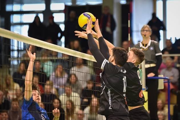 Felix Gudermuth Volley YoungStars Friedrichshafen, 05 against the block of Yannick Menke TV Rottenburg, 12 and Sam Elgert TV Rottenburg, 09 TV Rottenburg vs Volley YoungStars Friedrichshafen, Volleyball, 2 Bundesliga Sued, 18 Matchday, Season 2024 2025, 09 02 2025, TV Rottenburg vs Volley YoungStars Friedrichshafen, Volleyball, 2 Bundesliga Sued, 18 Matchday, Season 2024 2025, 09 02 2025 Rottenburg Copyright: xEibner-Pressefoto RalphxKunzex EP_RKE