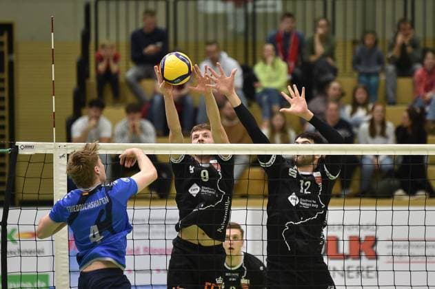 Sam Elgert TV Rottenburg, 09 blocks the ball from Pekka Arne Stapelfeldt Volley YoungStars Friedrichshafen, 04 , right Yannick Menke TV Rottenburg, 12 TV Rottenburg vs Volley YoungStars Friedrichshafen, Volleyball, 2 Bundesliga Sued, Matchday 18, Season 2024 2025, 09 02 2025, TV Rottenburg vs Volley YoungStars Friedrichshafen, Volleyball, 2 Bundesliga Sued, Matchday 18, Season 2024 2025, 09 02 2025 Rottenburg Copyright: xEibner-Pressefoto RalphxKunzex EP_RKE