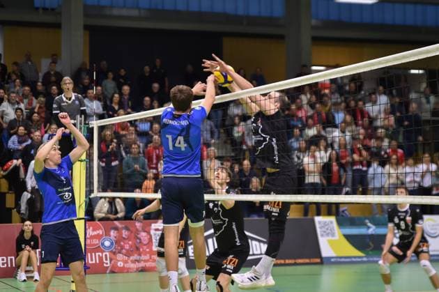 Daniel Habermaas Volley YoungStars Friedrichshafen, 14 vs Moritz Rauber TV Rottenburg, 02 TV Rottenburg vs Volley YoungStars Friedrichshafen, Volleyball, 2 Bundesliga Sued, Matchday 18, Season 2024 2025, 09 02 2025, TV Rottenburg vs Volley YoungStars Friedrichshafen, Volleyball, 2 Bundesliga Sued, Matchday 18, Season 2024 2025, 09 02 2025 Rottenburg Copyright: xEibner-Pressefoto RalphxKunzex EP_RKE