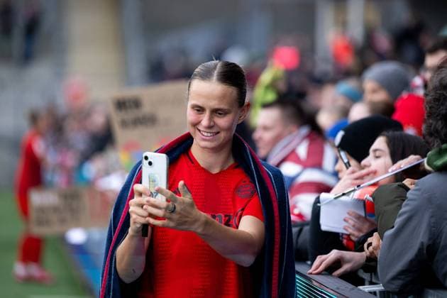 Klara Buehl FC Bayern Muenchen, 17 takes selfies with the fans, GER, TSG 1899 Hoffenheim vs FC Bayern Muenchen, Football Google Pixel Frauen Bundesliga, 14 Spieltag, Saison 2024 2025, 09 02 2025 DFB regulations prohibit any use of photographs as image sequences and or quasi video GER, TSG 1899 Hoffenheim vs FC Bayern Muenchen, Football Google Pixel Frauen Bundesliga, 14 Spieltag, Saison 2024 2025, 09 02 2025 Hoffenheim Copyright: xEibner-Pressefoto Memmlerx EP_MMR