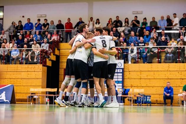 09 02 2025, GER, Volleyball, 2 BL Maenner Sued, Saison 2024 2025, Blue Volleys Gotha Barock Volleys MTV Ludwigsburg Dominik Duchac Blue Volleys Gotha Justus Krausse Blue Volleys Gotha Maximum Crowder Blue Volleys Gotha Hannes Krochmann Blue Volleys Gotha 99867 Gotha Sporthalle Sportanlage Ernesti Thüringen Germany