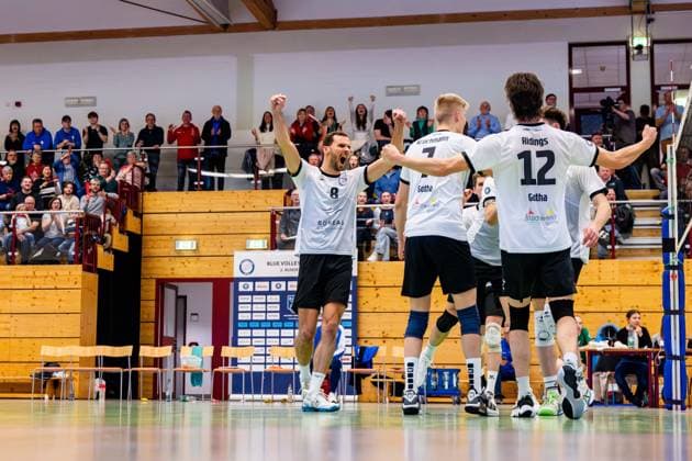 09 02 2025, GER, Volleyball, 2 BL Maenner Sued, Saison 2024 2025, Blue Volleys Gotha Barock Volleys MTV Ludwigsburg Daniel Mark Ridings Blue Volleys Gotha Hannes Krochmann Blue Volleys Gotha Dominik Duchac Blue Volleys Gotha 99867 Gotha Sporthalle Sportanlage Ernesti Thüringen Germany