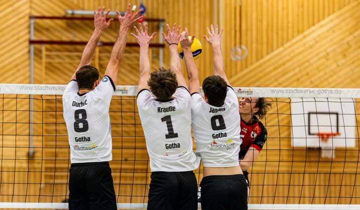 09 02 2025, GER, Volleyball, 2 BL Maenner Sued, Saison 2024 2025, Blue Volleys Gotha Barock Volleys MTV Ludwigsburg Ben Simon Bonin Barock Volleys MTV Ludwigsburg Dominik Duchac Blue Volleys Gotha Justus Krausse Blue Volleys Gotha Finn Jansen Blue Volleys Gotha 99867 Gotha Sporthalle Sportanlage Ernesti Thüringen Germany