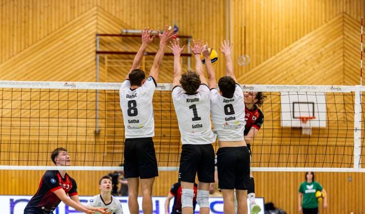 09 02 2025, GER, Volleyball, 2 BL Maenner Sued, Saison 2024 2025, Blue Volleys Gotha Barock Volleys MTV Ludwigsburg Ben Simon Bonin Barock Volleys MTV Ludwigsburg Dominik Duchac Blue Volleys Gotha Justus Krausse Blue Volleys Gotha Finn Jansen Blue Volleys Gotha 99867 Gotha Sporthalle Sportanlage Ernesti Thüringen Germany