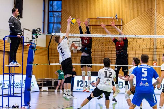 09 02 2025, GER, Volleyball, 2 BL Maenner Sued, Saison 2024 2025, Blue Volleys Gotha Barock Volleys MTV Ludwigsburg Richard Werner Blue Volleys Gotha Mykyta Shapovalov Barock Volleys MTV Ludwigsburg Darius Diefenbach Barock Volleys MTV Ludwigsburg 99867 Gotha Sporthalle Sportanlage Ernesti Thüringen Germany