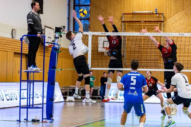 09 02 2025, GER, Volleyball, 2 BL Maenner Sued, Saison 2024 2025, Blue Volleys Gotha Barock Volleys MTV Ludwigsburg Richard Werner Blue Volleys Gotha Mykyta Shapovalov Barock Volleys MTV Ludwigsburg Darius Diefenbach Barock Volleys MTV Ludwigsburg 99867 Gotha Sporthalle Sportanlage Ernesti Thüringen Germany