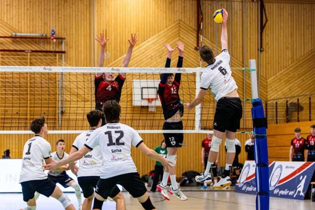 09 02 2025, GER, Volleyball, 2 BL Maenner Sued, Saison 2024 2025, Blue Volleys Gotha Barock Volleys MTV Ludwigsburg Erik Niederluecke Blue Volleys Gotha Mykyta Shapovalov Barock Volleys MTV Ludwigsburg Darius Diefenbach Barock Volleys MTV Ludwigsburg 99867 Gotha Sporthalle Sportanlage Ernesti Thüringen Germany