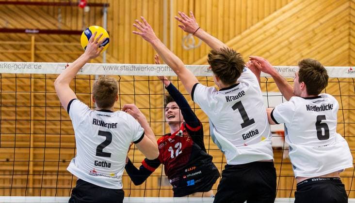 09 02 2025, GER, Volleyball, 2 BL Maenner Sued, Saison 2024 2025, Blue Volleys Gotha Barock Volleys MTV Ludwigsburg Mykyta Shapovalov Barock Volleys MTV Ludwigsburg Richard Werner Blue Volleys Gotha Justus Krausse Blue Volleys Gotha Erik Niederluecke Blue Volleys Gotha 99867 Gotha Sporthalle Sportanlage Ernesti Thüringen Germany