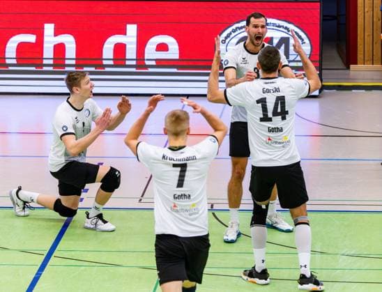 09 02 2025, GER, Volleyball, 2 BL Maenner Sued, Saison 2024 2025, Blue Volleys Gotha Barock Volleys MTV Ludwigsburg Dominik Duchac Blue Volleys Gotha Tomasz Gorski Blue Volleys Gotha Richard Werner Blue Volleys Gotha Hannes Krochmann Blue Volleys Gotha 99867 Gotha Sporthalle Sportanlage Ernesti Thüringen Germany