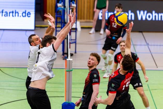 09 02 2025, GER, Volleyball, 2 BL Maenner Sued, Saison 2024 2025, Blue Volleys Gotha Barock Volleys MTV Ludwigsburg Tim Koepfli Barock Volleys MTV Ludwigsburg Tomasz Gorski Blue Volleys Gotha Erik Niederluecke Blue Volleys Gotha 99867 Gotha Sporthalle Sportanlage Ernesti Thüringen Germany