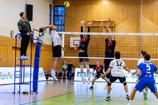 09 02 2025, GER, Volleyball, 2 BL Maenner Sued, Saison 2024 2025, Blue Volleys Gotha Barock Volleys MTV Ludwigsburg Dominik Duchac Blue Volleys Gotha Mykyta Shapovalov Barock Volleys MTV Ludwigsburg Darius Diefenbach Barock Volleys MTV Ludwigsburg 99867 Gotha Sporthalle Sportanlage Ernesti Thüringen Germany