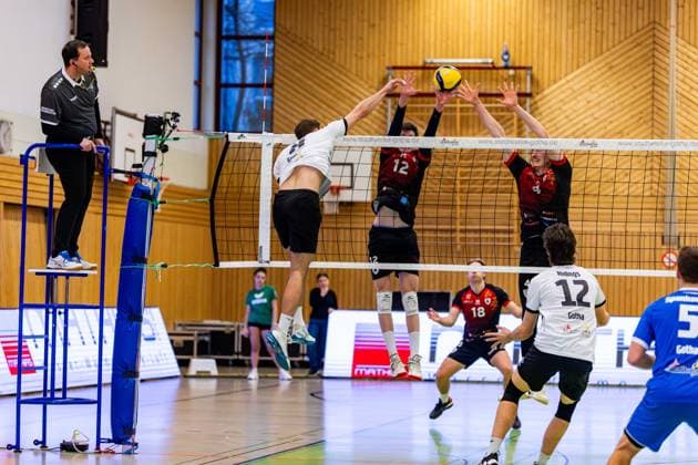 09 02 2025, GER, Volleyball, 2 BL Maenner Sued, Saison 2024 2025, Blue Volleys Gotha Barock Volleys MTV Ludwigsburg Dominik Duchac Blue Volleys Gotha Mykyta Shapovalov Barock Volleys MTV Ludwigsburg Darius Diefenbach Barock Volleys MTV Ludwigsburg 99867 Gotha Sporthalle Sportanlage Ernesti Thüringen Germany