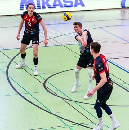 09 02 2025, GER, Volleyball, 2 BL Maenner Sued, Saison 2024 2025, Blue Volleys Gotha Barock Volleys MTV Ludwigsburg Laurin Schiegl Barock Volleys MTV Ludwigsburg Ben Simon Bonin Barock Volleys MTV Ludwigsburg Tim Koepfli Barock Volleys MTV Ludwigsburg 99867 Gotha Sporthalle Sportanlage Ernesti Thüringen Germany