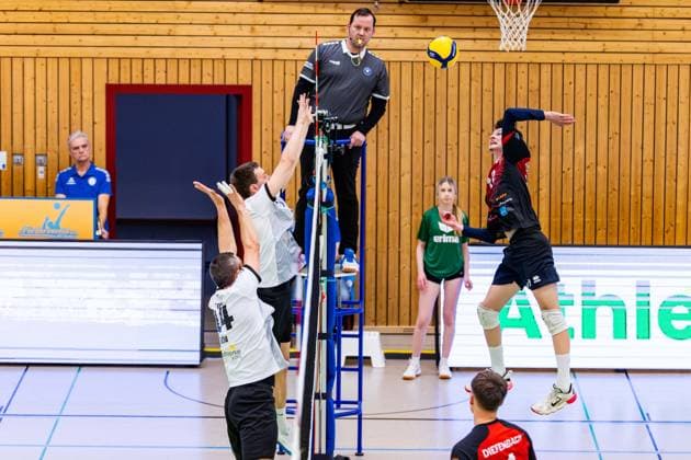 09 02 2025, GER, Volleyball, 2 BL Maenner Sued, Saison 2024 2025, Blue Volleys Gotha Barock Volleys MTV Ludwigsburg Mykyta Shapovalov Barock Volleys MTV Ludwigsburg Christoph Assmann Blue Volleys Gotha Tomasz Gorski Blue Volleys Gotha 99867 Gotha Sporthalle Sportanlage Ernesti Thüringen Germany