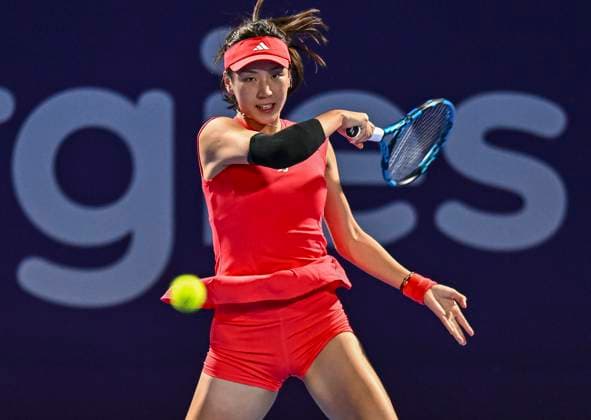 (250210) -- DOHA, Feb. 10, 2025 -- Wang Xinyu of China hits a return during the first round match against Elina Avanesyan of Armenia at WTA, Tennis Damen Qatar Open tennis tournament in Doha, Qatar, Feb. 9, 2025. (Photo by Xinhua) (SP)QATAR-DOHA-TENNIS-WTA-QATAR OPEN Nikku 