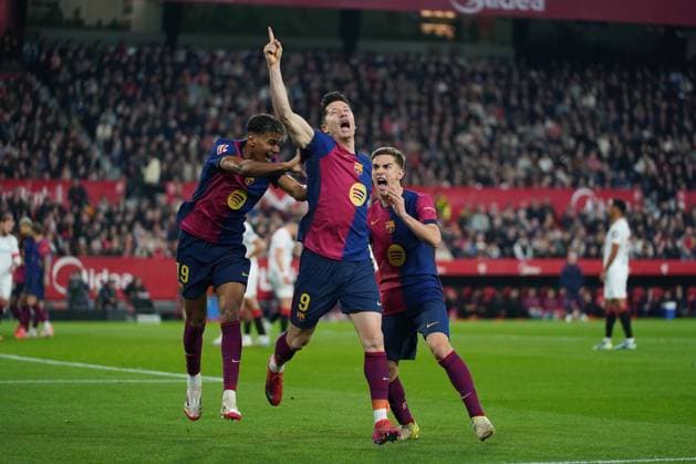 Robert Lewandowski with Gavi and Lamine Yamal FC Barcelona, Barca celebrate a goal during LaLiga match between Sevilla FC and FC Barcelona, at Sanchez Pizjuan on February 9, 2025 in Seville, Spain Copyright: xFernandoxVazquezx xVWPicsx 0801030169st