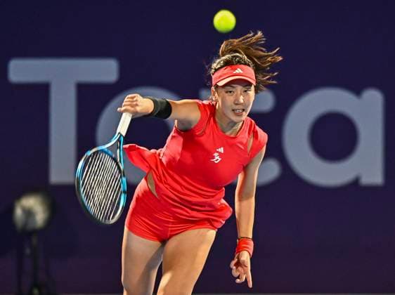 (250210) -- DOHA, Feb. 10, 2025 -- Wang Xinyu of China competes during the first round match against Elina Avanesyan of Armenia at WTA, Tennis Damen Qatar Open tennis tournament in Doha, Qatar, Feb. 9, 2025. (Photo by Xinhua) (SP)QATAR-DOHA-TENNIS-WTA-QATAR OPEN Nikku 