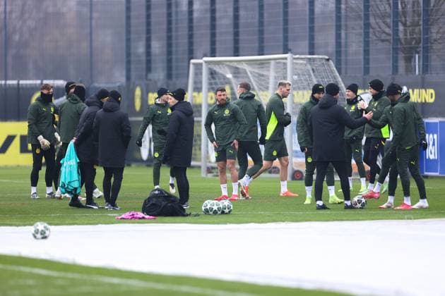 10 02 2025, Final training session for the UEFA Champions League match between Borussia Dortmund and Sporting Lisbon, BVB players greet each other, Dortmund training ground Borussia Dortmund NRW Germany xRHR PHOTO ENx Copyright: DennisxEwert RHR-FOTOx RHR-FOTO DE