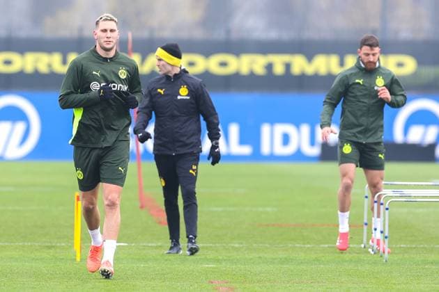 10 02 2025, Final training for the UEFA Champions League match between Borussia Dortmund and Sporting Lisbon, f l Niklas Süle Borussia Dortmund , Salih Özcan Borussia Dortmund are the only ones training with shorts, Dortmund training ground Borussia Dortmund NRW Germany xRHR PHOTO DEx Copyright: DennisxEwert RHR-FOTOx RHR-FOTO DE