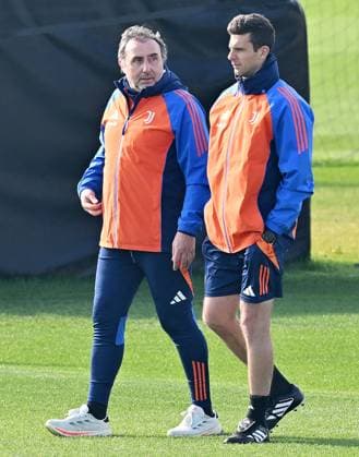 February 10, 2025, Turin: Juventus coach Thiago Motta during training on the eve of the UEFA Champions League soccer match against PSV Eindhoven at Continassa, Italy, 10 February 2025 ANSA ALESSANDRO DI MARCO UEFA Champions League: Juventus training  - ZUMAa110 20250210_zaf_a110_030 Copyright: xAlessandroxDixMarcox xZ63x