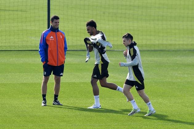 Thiago Motta head coach of Juventus FC,Renato Veiga of Juventus FC and Francisco Conceicao of Juventus FC during the 2024 2025 Champions League training at JTC Continassa on February 10, 2025 in Turin, Italy - ph Giuliano Marchisciano  Copyright: xGiulianoxMarchisciano IPAxSportx xipa-agency.netx xx IPA_53886934 IPA_Agency_IPA53886934