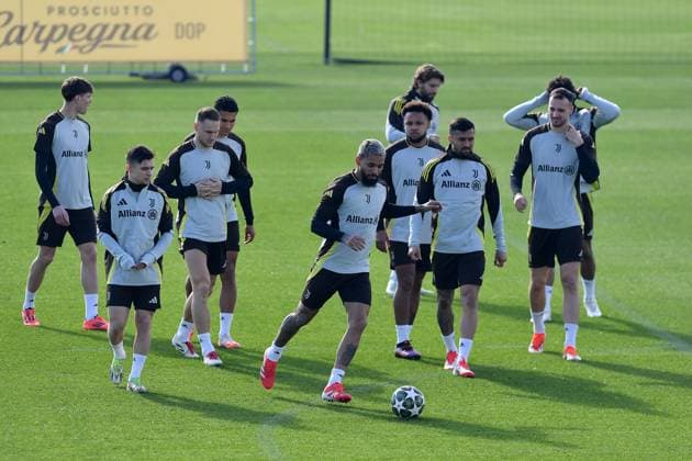Douglas Luiz of Juventus FC during the 2024 2025 Champions League training at JTC Continassa on February 10, 2025 in Turin, Italy - ph Giuliano Marchisciano  Copyright: xGiulianoxMarchisciano IPAxSportx xipa-agency.netx xx IPA_53886939 IPA_Agency_IPA53886939