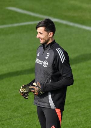 Mattia Perin of Juventus FC during the 2024 2025 Champions League training at JTC Continassa on February 10, 2025 in Turin, Italy - ph Giuliano Marchisciano  Copyright: xGiulianoxMarchisciano IPAxSportx xipa-agency.netx xx IPA_53886991 IPA_Agency_IPA53886991