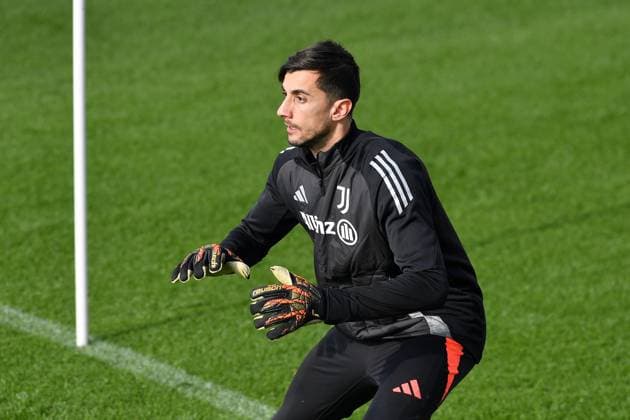 Mattia Perin of Juventus FC during the 2024 2025 Champions League training at JTC Continassa on February 10, 2025 in Turin, Italy - ph Giuliano Marchisciano  Copyright: xGiulianoxMarchisciano IPAxSportx xipa-agency.netx xx IPA_53886993 IPA_Agency_IPA53886993