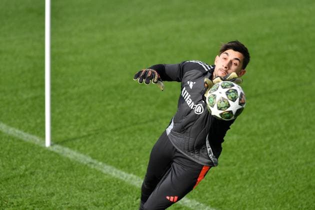 Mattia Perin of Juventus FC during the 2024 2025 Champions League training at JTC Continassa on February 10, 2025 in Turin, Italy - ph Giuliano Marchisciano  Copyright: xGiulianoxMarchisciano IPAxSportx xipa-agency.netx xx IPA_53886995 IPA_Agency_IPA53886995