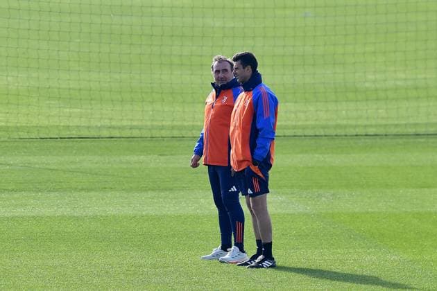 Thiago Motta head coach of Juventus FC during the 2024 2025 Champions League training at JTC Continassa on February 10, 2025 in Turin, Italy - ph Giuliano Marchisciano  Copyright: xGiulianoxMarchisciano IPAxSportx xipa-agency.netx xx IPA_53887016 IPA_Agency_IPA53887016