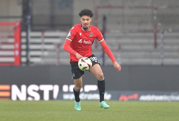 09 02 2025, GER, Soccer, 3 Liga, Season 2024 2025, Matchday 23, Sportclub Arena, Verl SC Verl Hannover 96 II 1 0 Tan Kenneth Jerico Schmidt Hannover 96 II , Action, Single image, Landscape