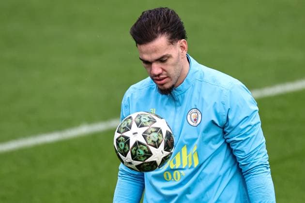 UEFA Champions League Manchester City Training session Ederson of Manchester City during the UEFA Champions League Manchester City Training session at Etihad Campus, Manchester, United Kingdom, 10th February 2025 (Photo by Mark Cosgrove News Images) Manchester Etihad Stadium Manchester United, ManU Kingdom Copyright: xMarkxCosgrove NewsxImagesx