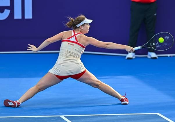 WTA, Tennis Damen QATAR OPEN TENNIS TOURNAMENT ROUND OF 64 Linda Noskova of Czech Republic competes in her round of 64 match against Donna Vekic of Croatia during the WTA Qatar TotalEnergies Open 2025 tennis tournament at the Khalifa International Tennis Complex in Doha, Qatar, on February 10, 2025. Copyright: xNOUSHADx