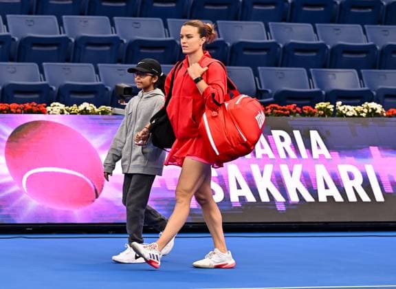 WTA, Tennis Damen QATAR OPEN TENNIS TOURNAMENT ROUND OF 64 Maria Sakkari of Greec arrives for her round of 64 match against Iga Swiatek of Poland during the WTA Qatar TotalEnergies Open 2025 tennis tournament at the Khalifa International Tennis Complex in Doha, Qatar, on February 10, 2025. Copyright: xNOUSHADx