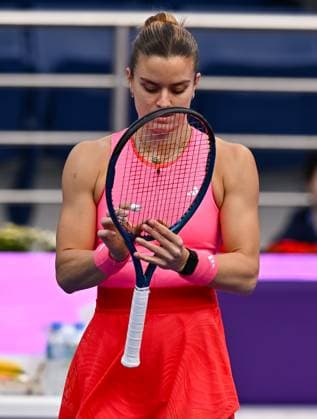 WTA, Tennis Damen QATAR OPEN TENNIS TOURNAMENT ROUND OF 64 Maria Sakkari of Greece competes in her round of 64 match against Iga Swiatek of Poland during the WTA Qatar TotalEnergies Open 2025 tennis tournament at the Khalifa International Tennis Complex in Doha, Qatar, on February 10, 2025. Copyright: xNOUSHADx