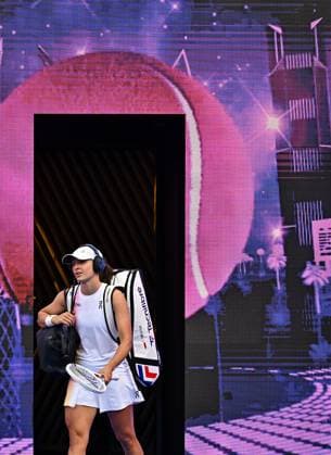 WTA, Tennis Damen QATAR OPEN TENNIS TOURNAMENT ROUND OF 64 Iga Swiatek of Poland arrives for her round of 64 match against Maria Sakkari of Greec during the WTA Qatar TotalEnergies Open 2025 tennis tournament at the Khalifa International Tennis Complex in Doha, Qatar, on February 10, 2025. Copyright: xNOUSHADx