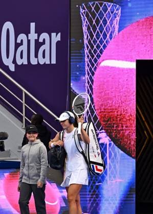 WTA, Tennis Damen QATAR OPEN TENNIS TOURNAMENT ROUND OF 64 Iga Swiatek of Poland arrives for her round of 64 match against Maria Sakkari of Greec during the WTA Qatar TotalEnergies Open 2025 tennis tournament at the Khalifa International Tennis Complex in Doha, Qatar, on February 10, 2025. Copyright: xNOUSHADx