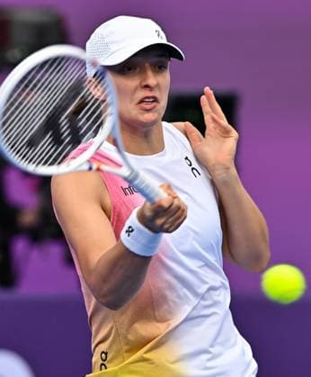 WTA, Tennis Damen QATAR OPEN TENNIS TOURNAMENT ROUND OF 64 Iga Swiatek of Poland competes in her round of 64 match against Maria Sakkari of Greece during the WTA Qatar TotalEnergies Open 2025 tennis tournament at the Khalifa International Tennis Complex in Doha, Qatar, on February 10, 2025. Copyright: xNOUSHADx