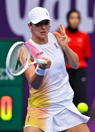 WTA, Tennis Damen QATAR OPEN TENNIS TOURNAMENT ROUND OF 64 Iga Swiatek of Poland competes in her round of 64 match against Maria Sakkari of Greece during the WTA Qatar TotalEnergies Open 2025 tennis tournament at the Khalifa International Tennis Complex in Doha, Qatar, on February 10, 2025. Copyright: xNOUSHADx