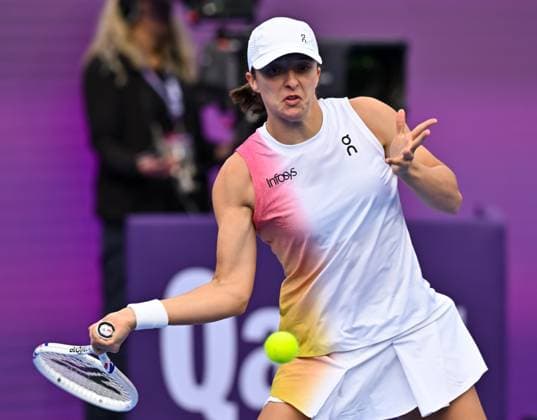 WTA, Tennis Damen QATAR OPEN TENNIS TOURNAMENT ROUND OF 64 Iga Swiatek of Poland competes in her round of 64 match against Maria Sakkari of Greece during the WTA Qatar TotalEnergies Open 2025 tennis tournament at the Khalifa International Tennis Complex in Doha, Qatar, on February 10, 2025. Copyright: xNOUSHADx