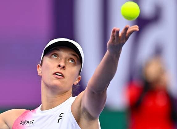 WTA, Tennis Damen QATAR OPEN TENNIS TOURNAMENT ROUND OF 64 Iga Swiatek of Poland competes in her round of 64 match against Maria Sakkari of Greece during the WTA Qatar TotalEnergies Open 2025 tennis tournament at the Khalifa International Tennis Complex in Doha, Qatar, on February 10, 2025. Copyright: xNOUSHADx