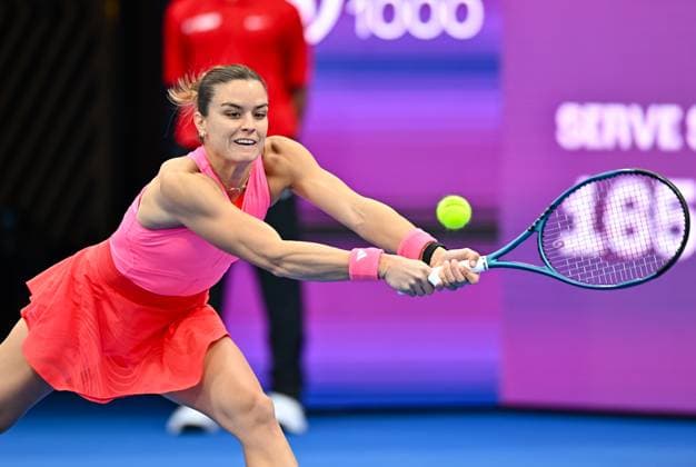 WTA, Tennis Damen QATAR OPEN TENNIS TOURNAMENT ROUND OF 64 Maria Sakkari of Greece competes in her round of 64 match against Iga Swiatek of Poland during the WTA Qatar TotalEnergies Open 2025 tennis tournament at the Khalifa International Tennis Complex in Doha, Qatar, on February 10, 2025. Copyright: xNOUSHADx