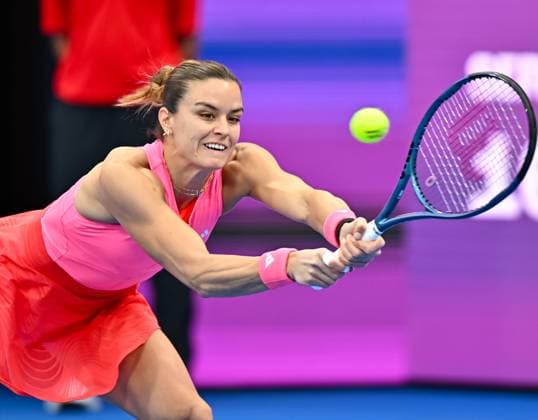 WTA, Tennis Damen QATAR OPEN TENNIS TOURNAMENT ROUND OF 64 Maria Sakkari of Greece competes in her round of 64 match against Iga Swiatek of Poland during the WTA Qatar TotalEnergies Open 2025 tennis tournament at the Khalifa International Tennis Complex in Doha, Qatar, on February 10, 2025. Copyright: xNOUSHADx