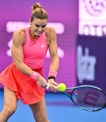 WTA, Tennis Damen QATAR OPEN TENNIS TOURNAMENT ROUND OF 64 Maria Sakkari of Greece competes in her round of 64 match against Iga Swiatek of Poland during the WTA Qatar TotalEnergies Open 2025 tennis tournament at the Khalifa International Tennis Complex in Doha, Qatar, on February 10, 2025. Copyright: xNOUSHADx