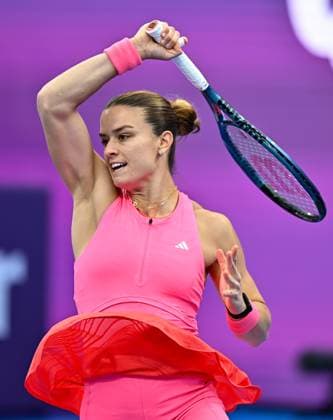 WTA, Tennis Damen QATAR OPEN TENNIS TOURNAMENT ROUND OF 64 Maria Sakkari of Greece competes in her round of 64 match against Iga Swiatek of Poland during the WTA Qatar TotalEnergies Open 2025 tennis tournament at the Khalifa International Tennis Complex in Doha, Qatar, on February 10, 2025. Copyright: xNOUSHADx