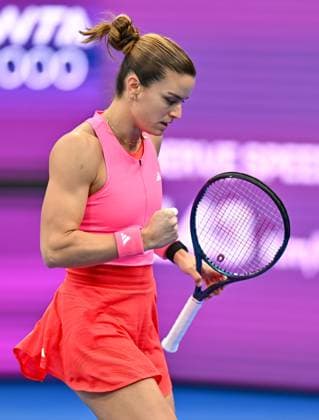 WTA, Tennis Damen QATAR OPEN TENNIS TOURNAMENT ROUND OF 64 Maria Sakkari of Greece competes in her round of 64 match against Iga Swiatek of Poland during the WTA Qatar TotalEnergies Open 2025 tennis tournament at the Khalifa International Tennis Complex in Doha, Qatar, on February 10, 2025. Copyright: xNOUSHADx