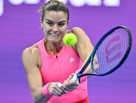 WTA, Tennis Damen QATAR OPEN TENNIS TOURNAMENT ROUND OF 64 Maria Sakkari of Greece competes in her round of 64 match against Iga Swiatek of Poland during the WTA Qatar TotalEnergies Open 2025 tennis tournament at the Khalifa International Tennis Complex in Doha, Qatar, on February 10, 2025. Copyright: xNOUSHADx