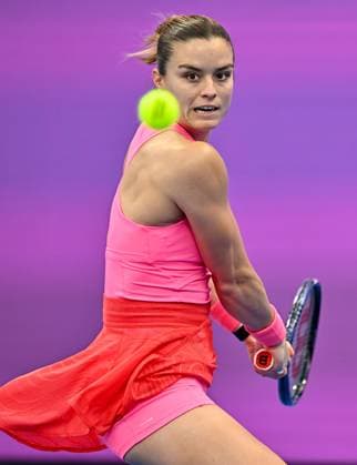 WTA, Tennis Damen QATAR OPEN TENNIS TOURNAMENT ROUND OF 64 Maria Sakkari of Greece competes in her round of 64 match against Iga Swiatek of Poland during the WTA Qatar TotalEnergies Open 2025 tennis tournament at the Khalifa International Tennis Complex in Doha, Qatar, on February 10, 2025. Copyright: xNOUSHADx
