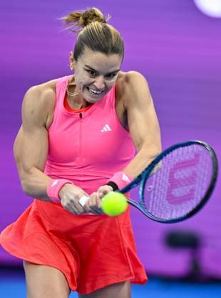 WTA, Tennis Damen QATAR OPEN TENNIS TOURNAMENT ROUND OF 64 Maria Sakkari of Greece competes in her round of 64 match against Iga Swiatek of Poland during the WTA Qatar TotalEnergies Open 2025 tennis tournament at the Khalifa International Tennis Complex in Doha, Qatar, on February 10, 2025. Copyright: xNOUSHADx