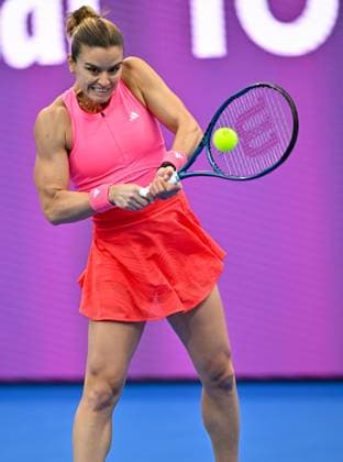 WTA, Tennis Damen QATAR OPEN TENNIS TOURNAMENT ROUND OF 64 Maria Sakkari of Greece competes in her round of 64 match against Iga Swiatek of Poland during the WTA Qatar TotalEnergies Open 2025 tennis tournament at the Khalifa International Tennis Complex in Doha, Qatar, on February 10, 2025. Copyright: xNOUSHADx